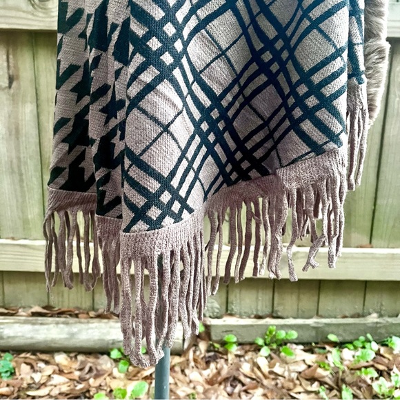 Northern Angel Faux Fur Shawl Collar Vest Cardigan - Fringe – S/M – NWT - Picture 6 of 11